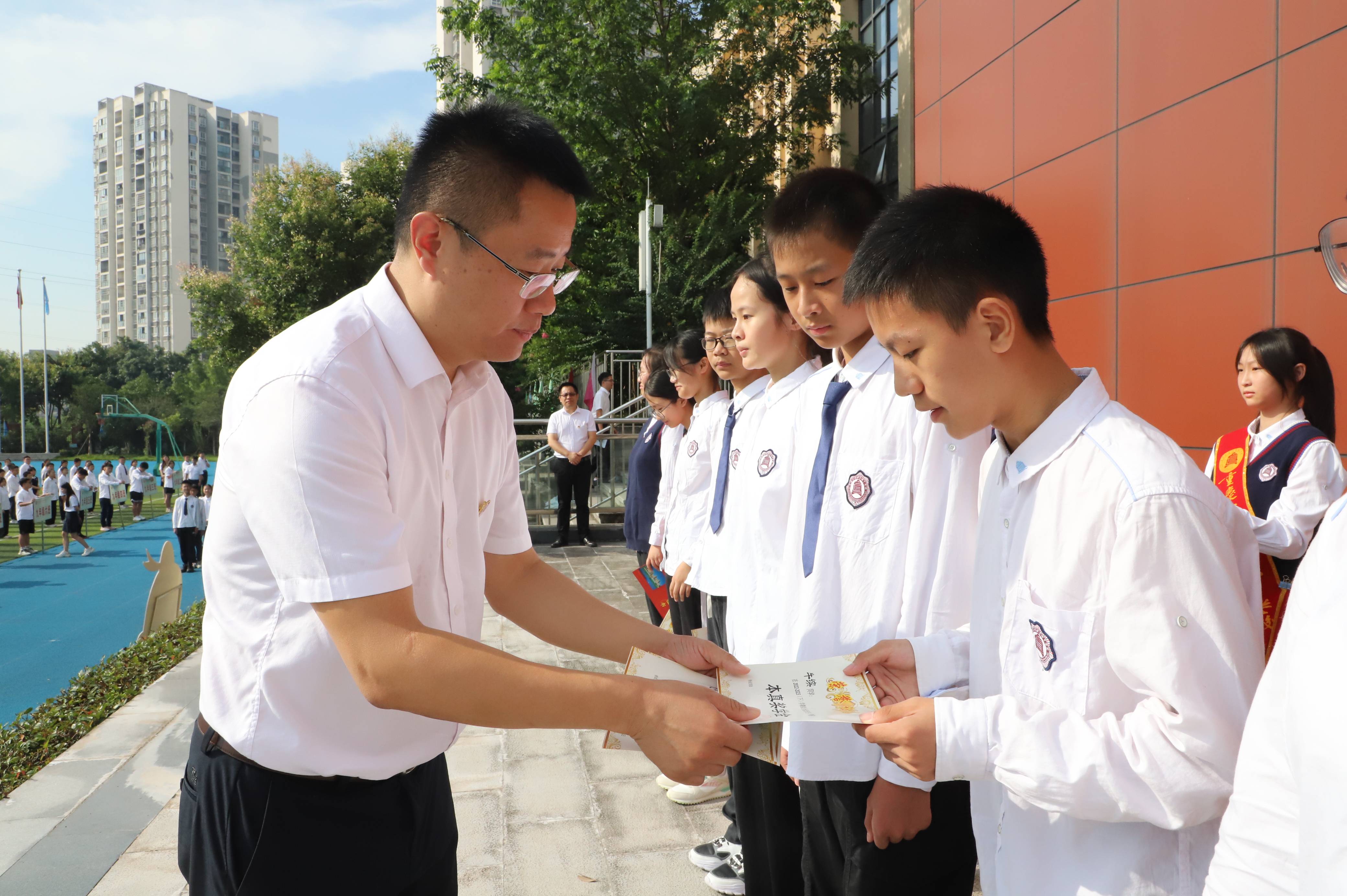 "学习二十大 奋斗启新篇"——重庆大学城第四中学校2023年秋季开学