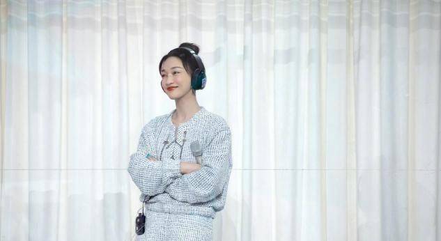 周迅早期造型被曝光,染橘黄发色鬼马精灵,比"女团"美多了_女性_气息