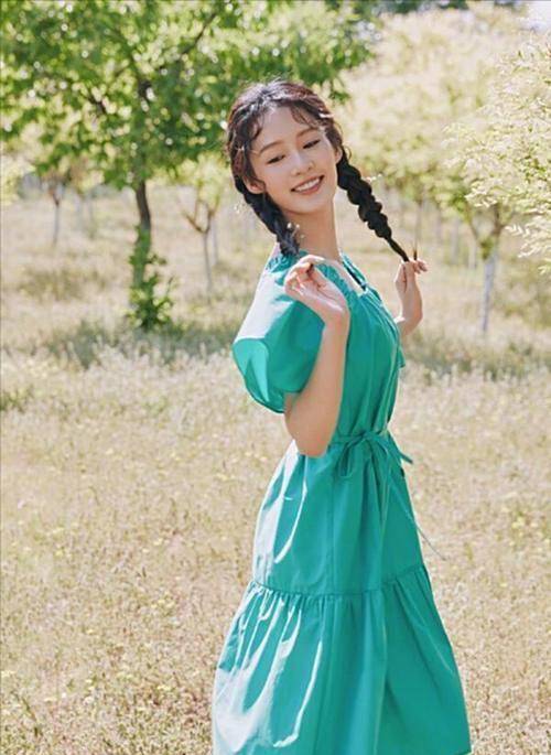 32岁李沁晒出清新唯美写真,扎麻花辫扮嫩令人心动_气质_连衣裙_造型