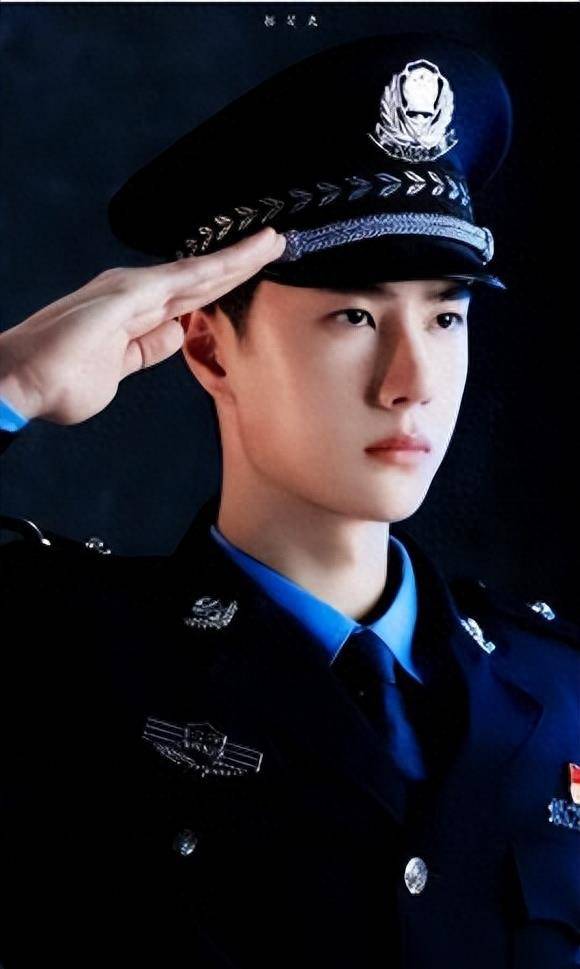 王一博近照曝光,小鲜肉变肌肉男认不出,网友:果然是个香饽饽_健身房