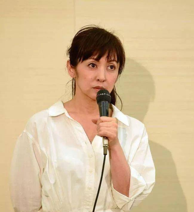 在她结婚前就曾被曝过几次不伦恋,最有名的当属传奇歌手尾崎丰和男星