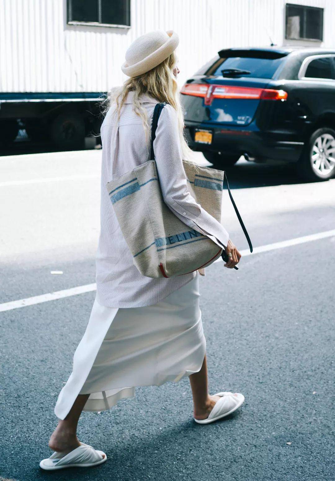 托特包经典实用,适合不同场合穿搭,背在身上增添女性独特的魅力_购物