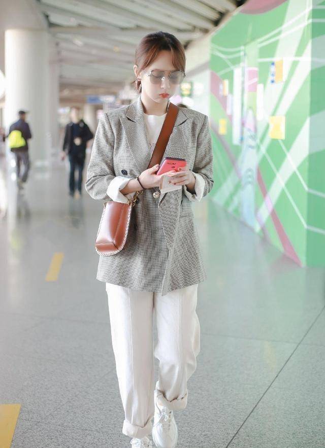 名模就是名模,任达华老婆西服搭皮靴高级有范,大长腿占半个屏幕_琦琦