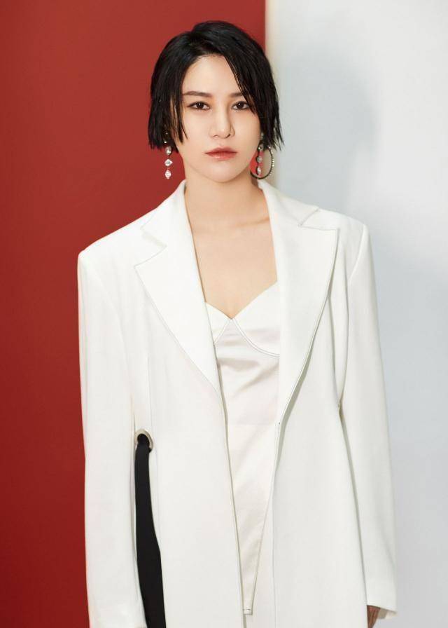 今天解析尚雯婕穿搭,是不是很期待_style_设计_白色