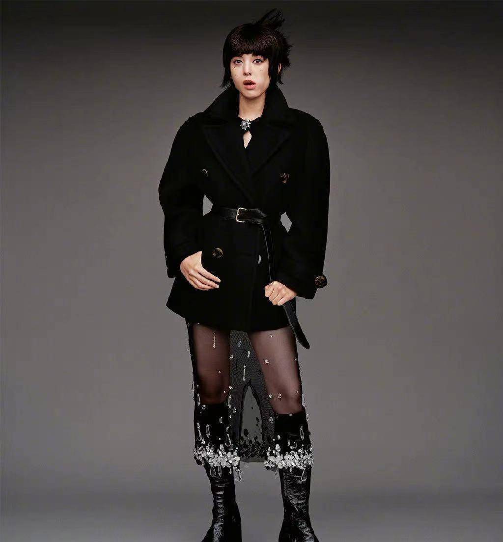 戴30厘米熊皮帽不嫌压脸,点痣穿垫肩裙太拉风_造型_大衣_气息