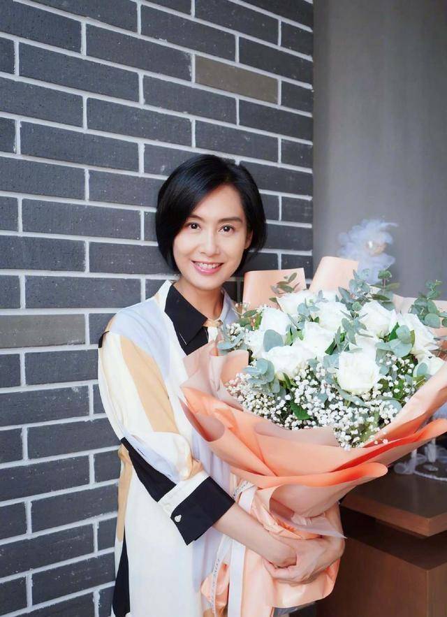 50岁朱茵接女儿放学,眉眼间难掩疲倦,网友慨叹:女神老了_生活_显得