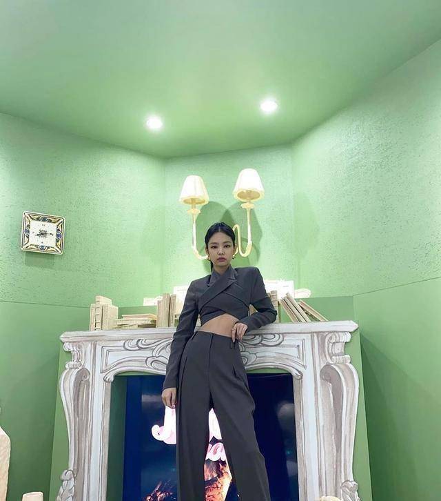 jennie现身首尔,交叉细节绑带西装搭配阔腿裤,帅气又甜美_风格_着装