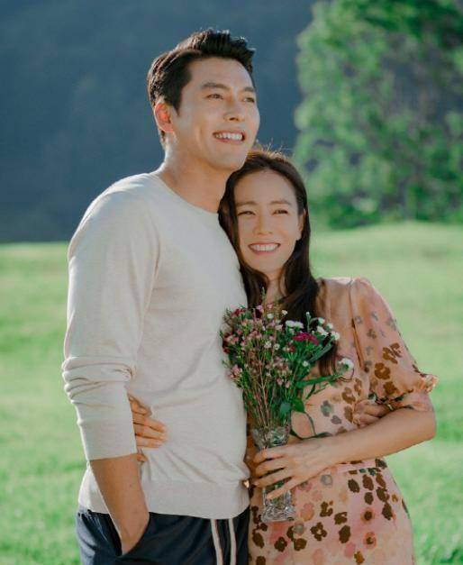 孙艺珍结婚后首度现身,穿迷你连衣裙对镜头比心甜笑,幸福满满_玄彬