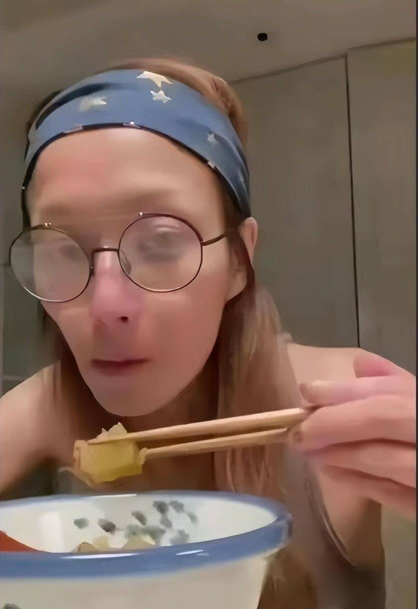 因"健身无效"而遭到反弹的明星因胃病去医院就诊,越练越油,越练越干