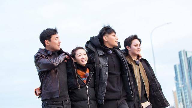 而周冬雨也曾耿直的调侃过angelababy的裙子,说是鱼鳞.