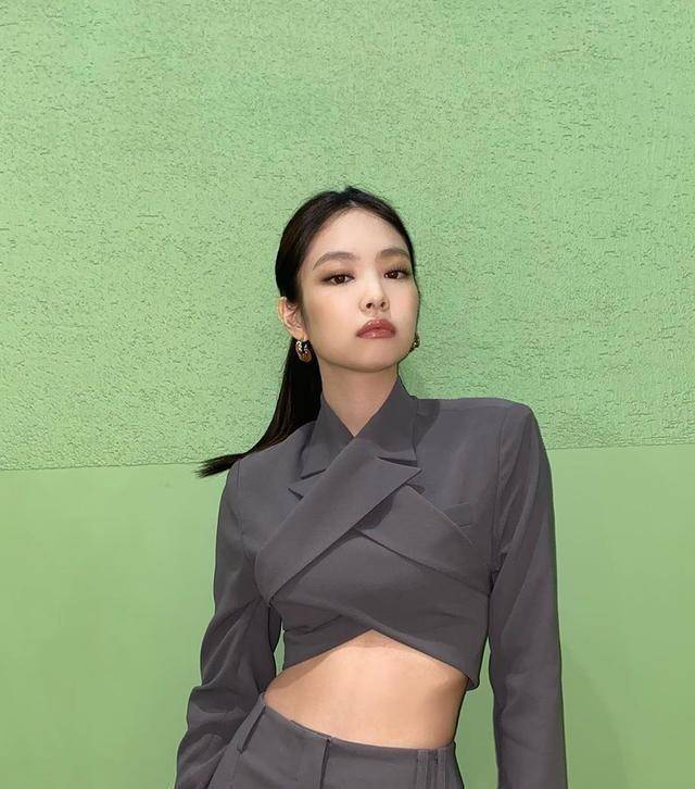 jennie现身首尔,交叉细节绑带西装搭配阔腿裤,帅气又甜美_风格_着装
