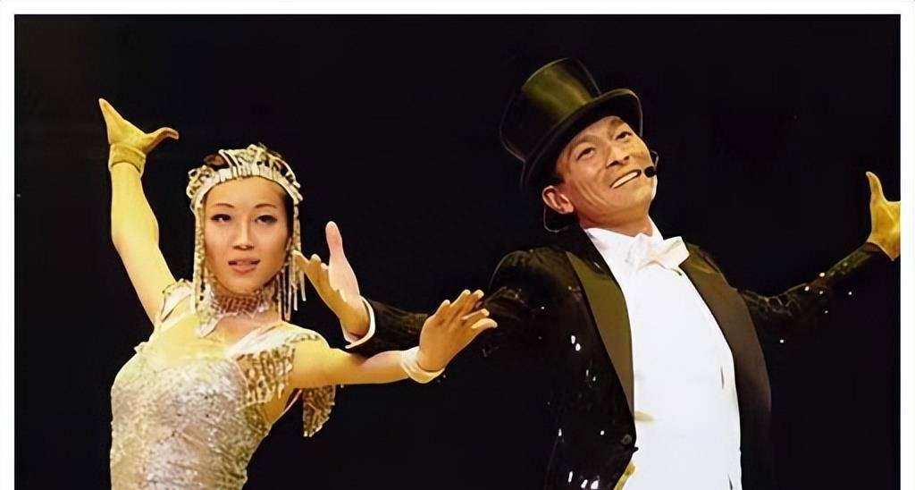 赖文慧也凭借自己的努力成功站在了刘德华身边,成为了偶像的天后伴舞.