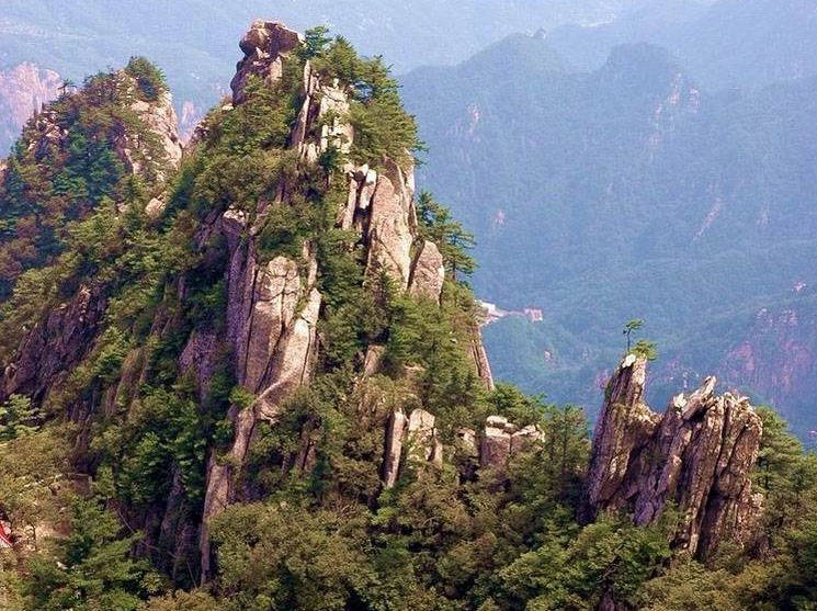 石人山是集"雄,险,秀,奇,幽"于一体的众多山峰