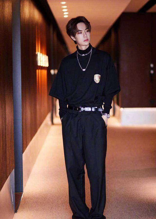 王一博兑现诺言,和医护粉丝暖心见面,扮演服务生都能够这么靓仔_造型