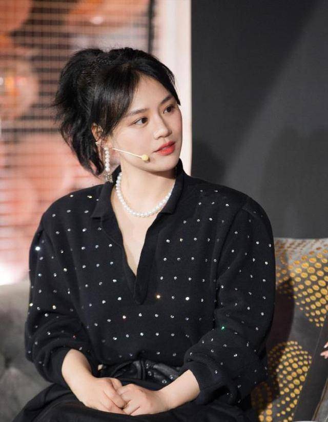 马思纯腹部隆起似怀孕?