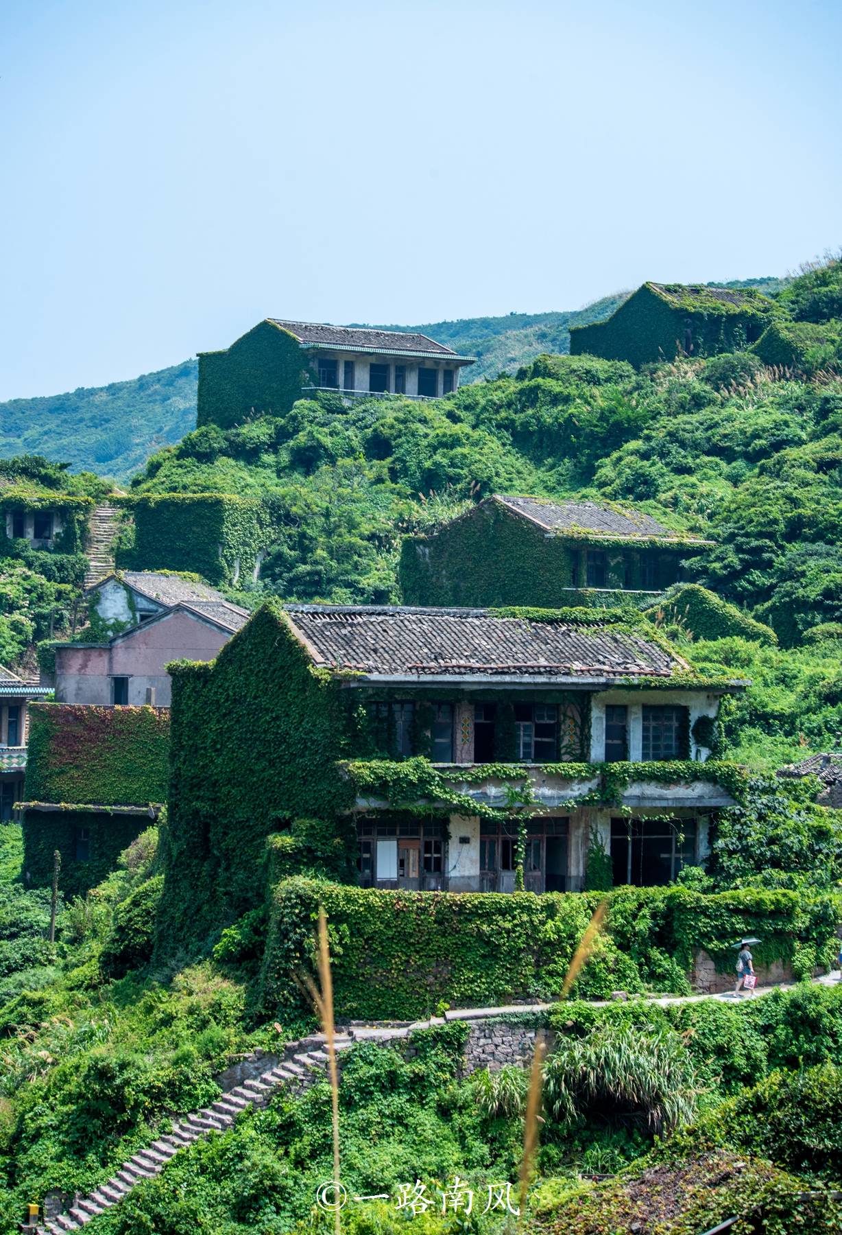 舟山群岛神秘的海滨无人村,人们搬走后,变成意想不到的奇幻世界