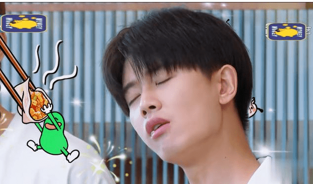 任嘉伦综艺再现黑白睡衣,不做造型却少年感十足,素颜状态像18岁_节目