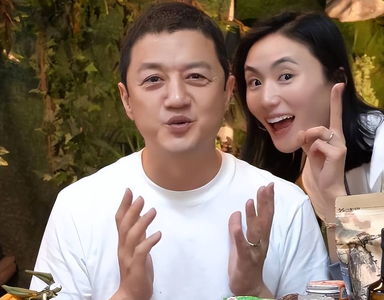 李嫣搀扶后妈比王菲还亲,海哈金喜小腹孕味足_女儿_妹妹