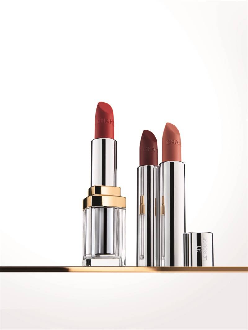 CHANEL「31 Le Rouge」系列自带清甜栀子花香气，首支透明玻璃唇膏奢华