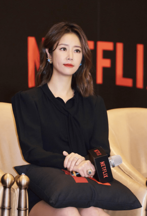 林心如4岁女儿罕见现身,一头长发浓密油亮,身高已到爸爸腰部_霍建华