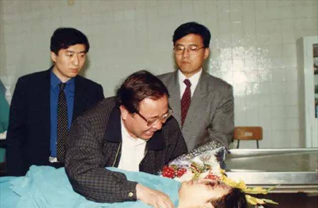 "后来,我国医疗专家在对曹荣飞进行深入检查时,发现曹荣飞的双眼因为