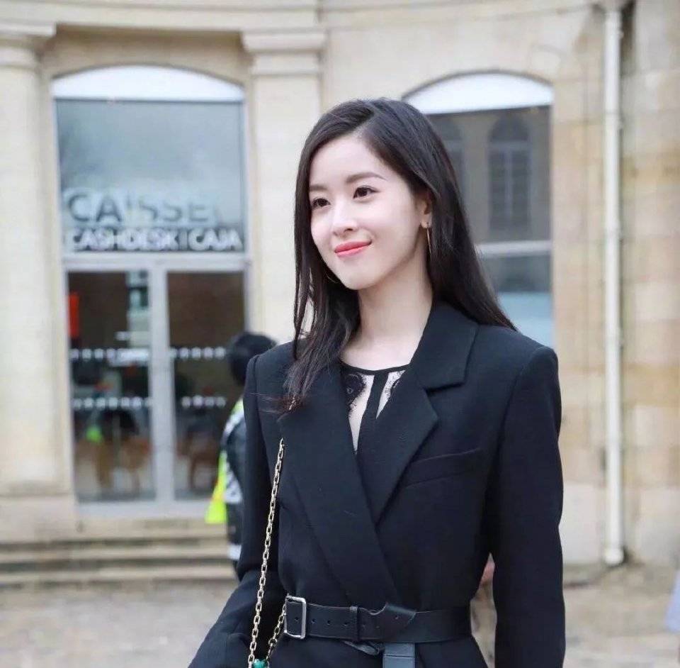 27岁章泽天现身生日宴!