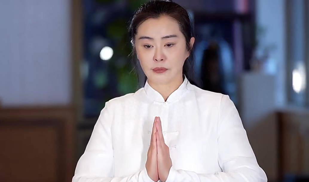 王祖贤温哥华礼佛眼闪泪光,满脸愁容模样怪异,疑过度医美丢特色_生活