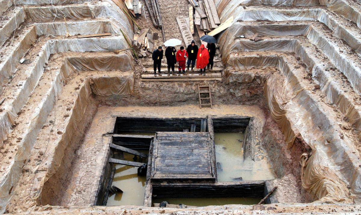 移民点勘探,在十几米深地下发现6座大墓,墓主都与秦始皇有关系_秦陵