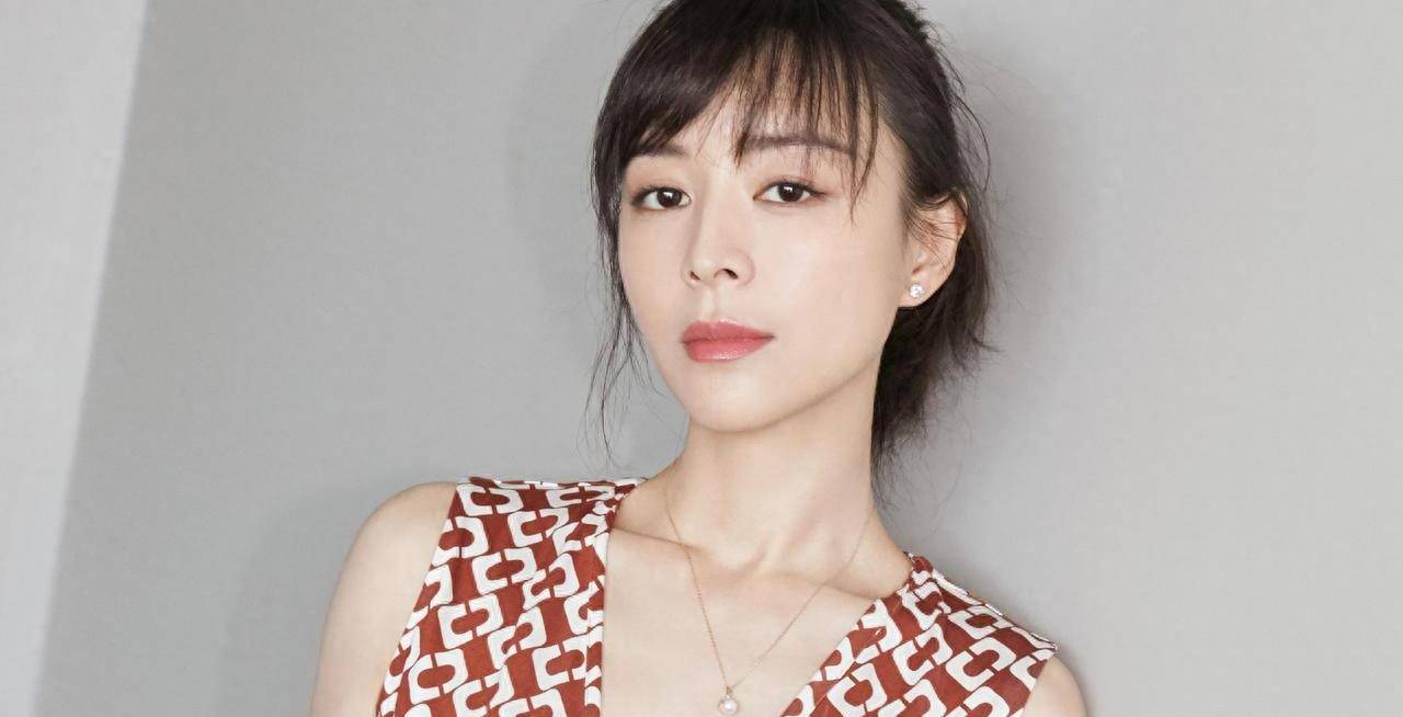 在娱乐圈中,有许多美丽动人的女星,但很少有人能像张静初这样融合了