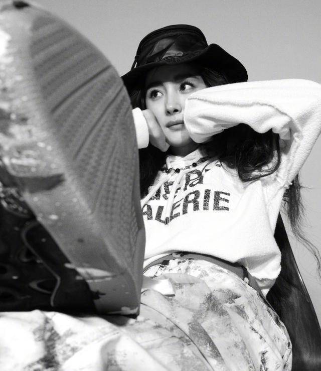 杨幂慵懒羊毛卷造型酷飒十足_时尚_封面_风格