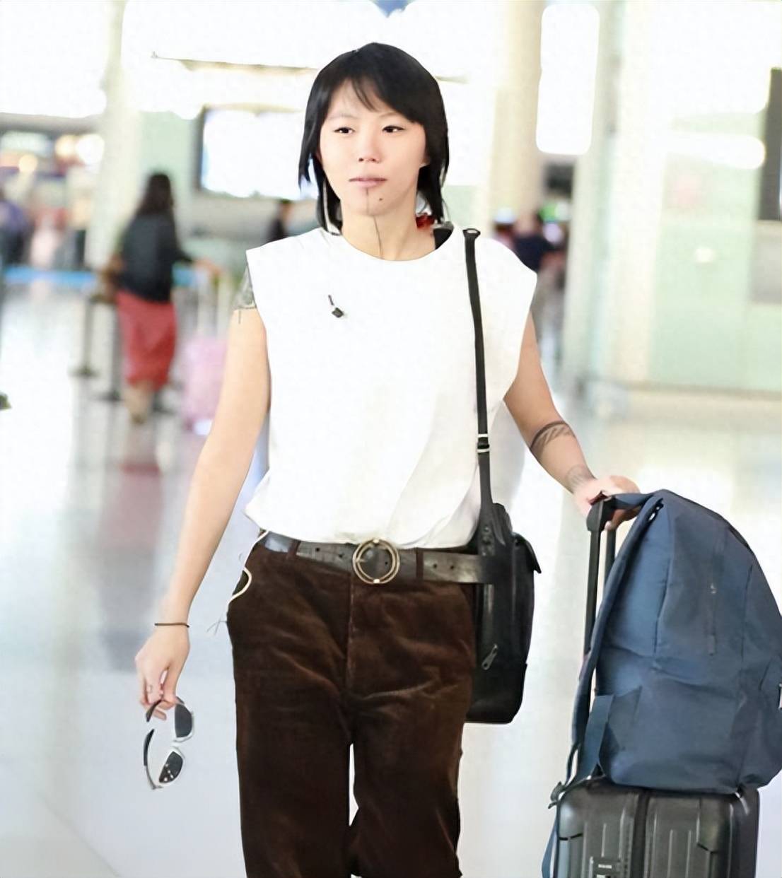 窦靖童与同父异母妹妹现身机场!