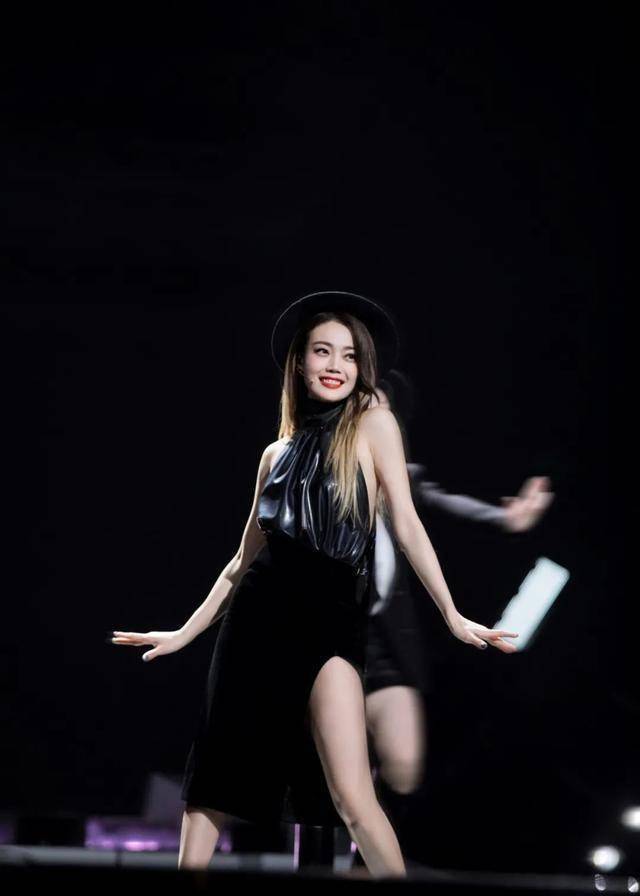 容祖儿,甚至因为还来不及切换成"普通话模式"而没有听清杜华老师在说