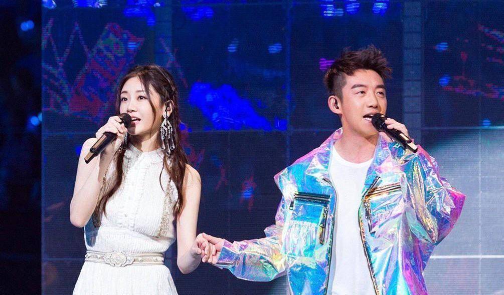 郑恺深情表白新婚妻子,网友喊话"郑恺欠苗苗一个婚礼"_冯小刚_画面