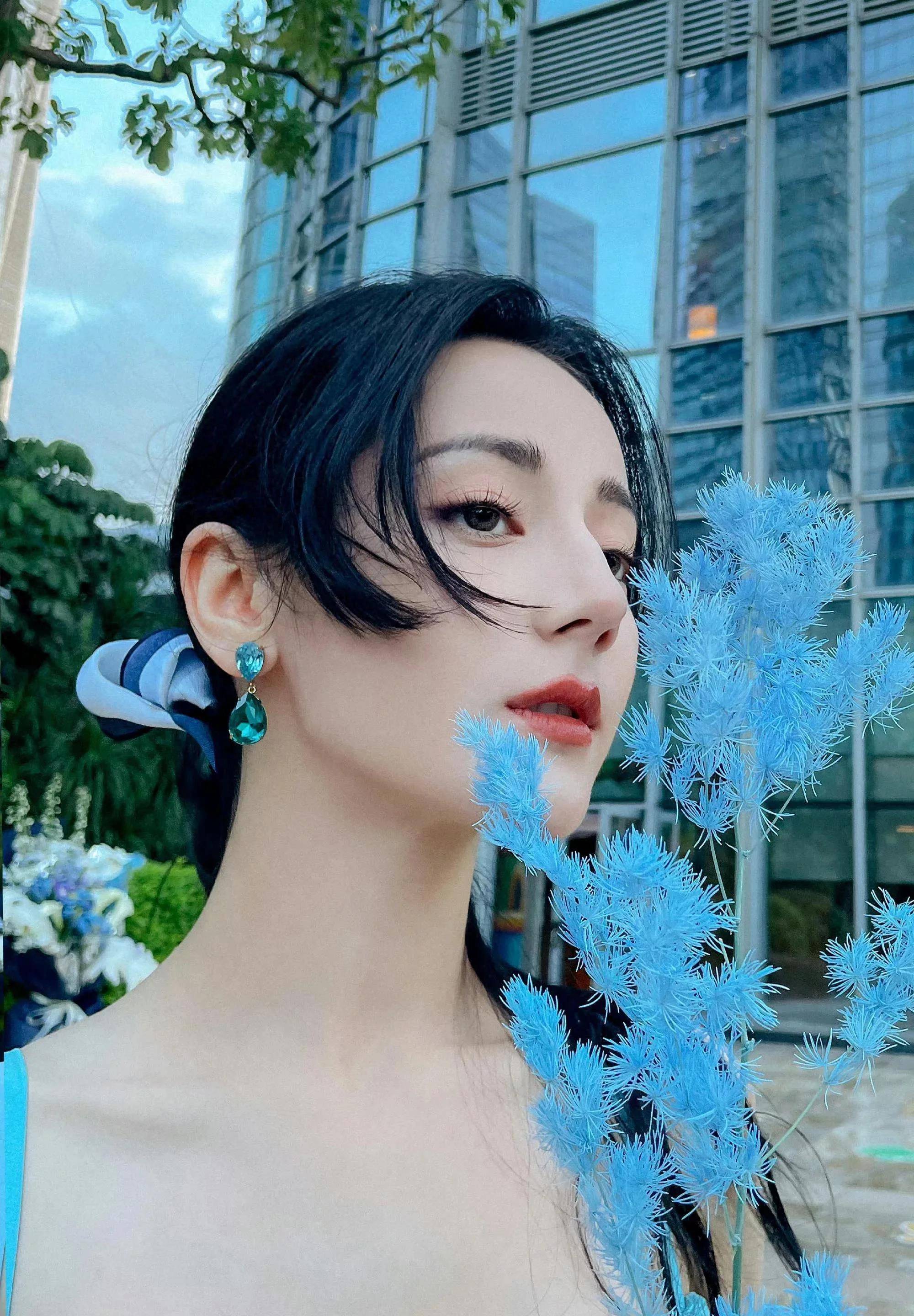 迪丽热巴一袭蓝色吊带抹胸礼服亮相球场,尽显性感身材,迷人撩人_魅力