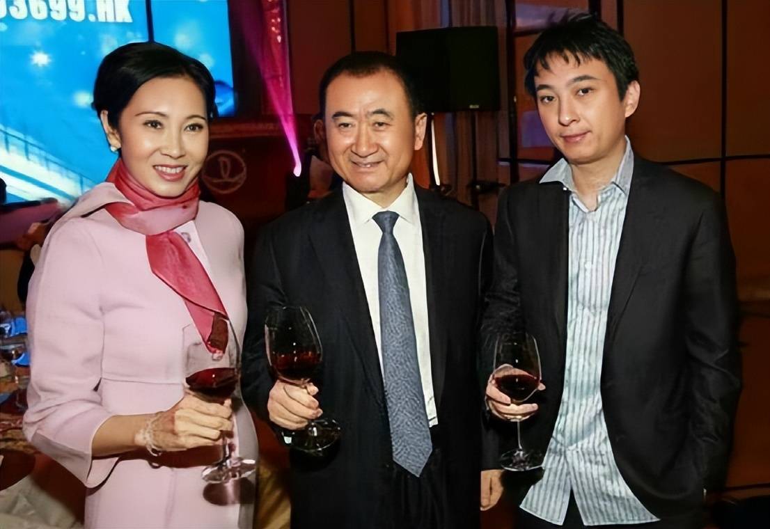 59岁妈妈气质超群,粉色大衣搭配丝巾_林宁_外套_时尚