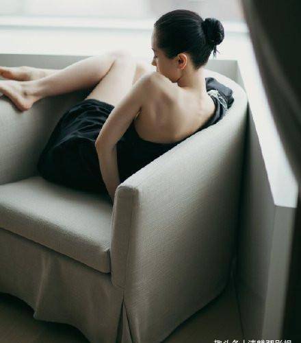 王子文黑色短裙写真,姿势曼妙,令人忍不住生出怜爱之心_沙发_电视剧