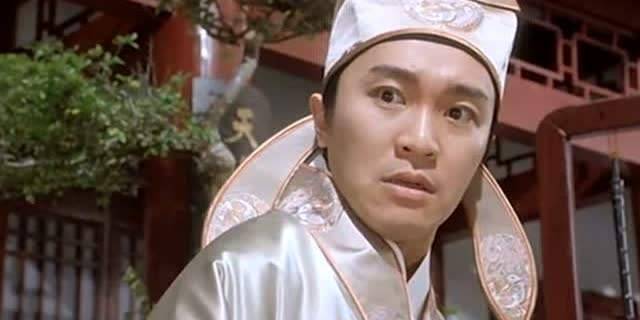 孤单的周星驰:如今满头白发,是否会想起自己错过的那个她?