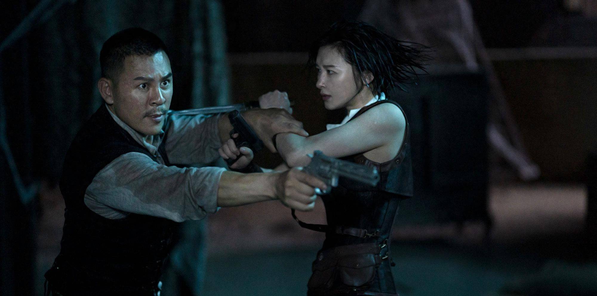 靠大尺度镜头赚取票房,离开成龙后,频拍烂片的她,早