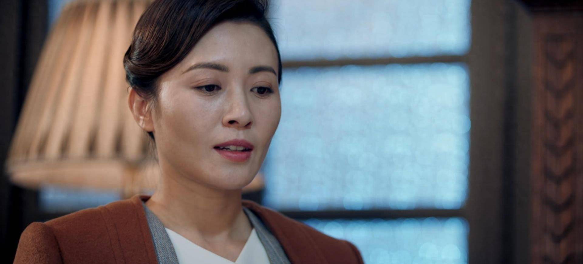 尽管《蜂巢》遭遇差评,但45岁的于小磊却以其出色的演技和时尚魅力