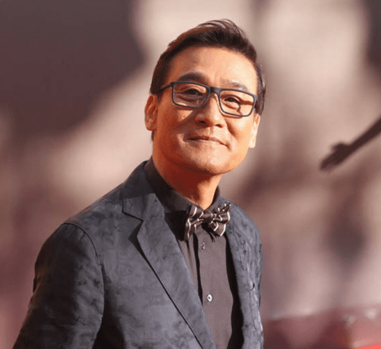 63岁戏骨梁家辉罕见露面,提及梅艳芳情绪难以接受,哽咽落泪声音颤抖