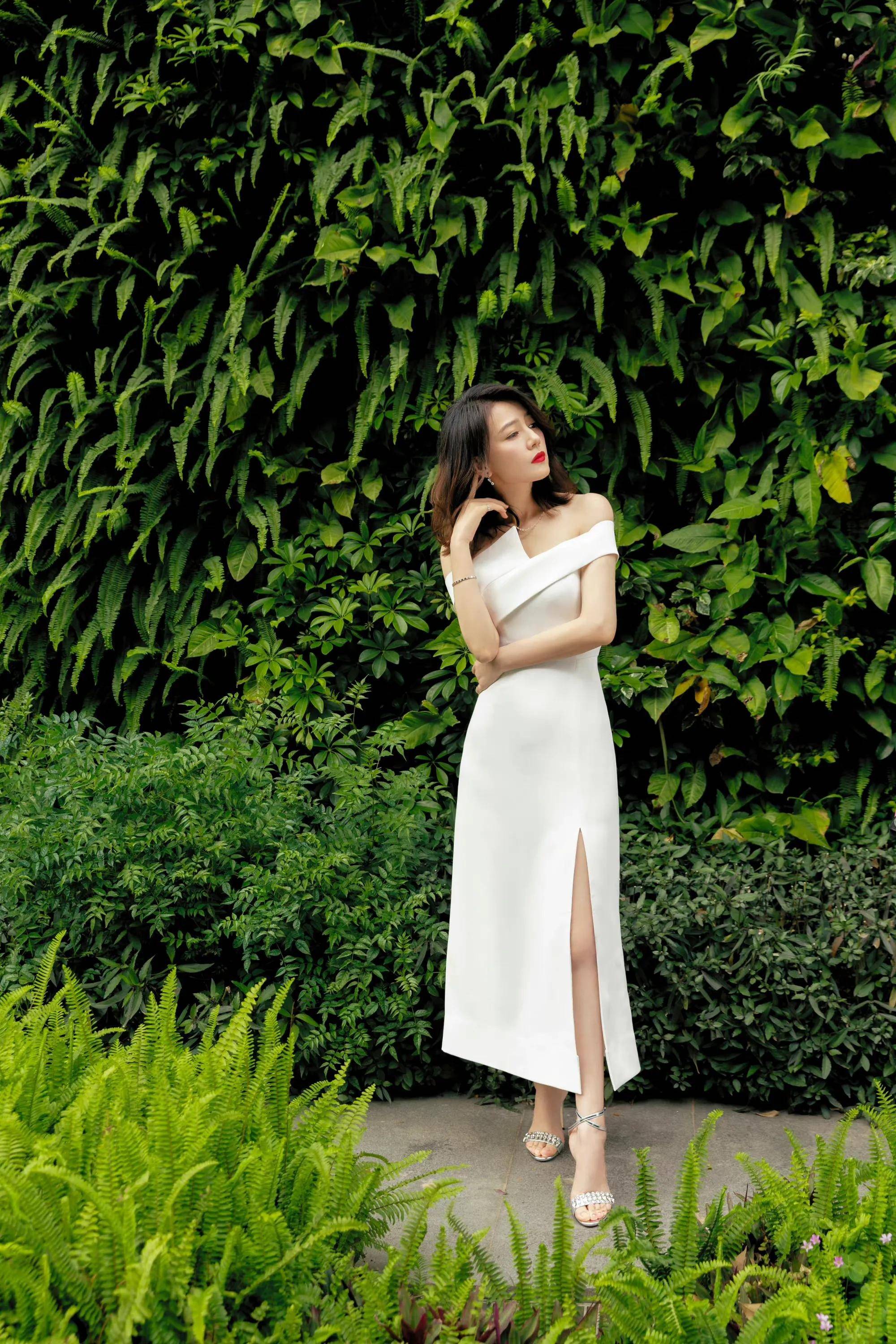 高圆圆穿白裙出席活动气质优雅,摘东西瞬间太惊艳,身材输主持人_状态