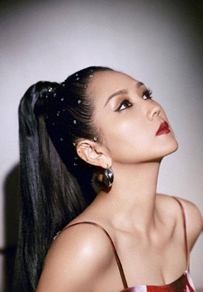 歌手何洁近照瘦到认不出,穿吊带裙纤瘦苗条,和从前判若两人_减肥_照片