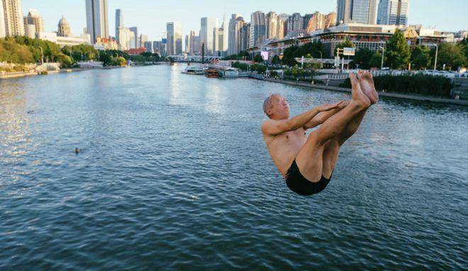 "第一次看天津大爷跳水,请问是在这边排队吗?"_红薯_生活_北京