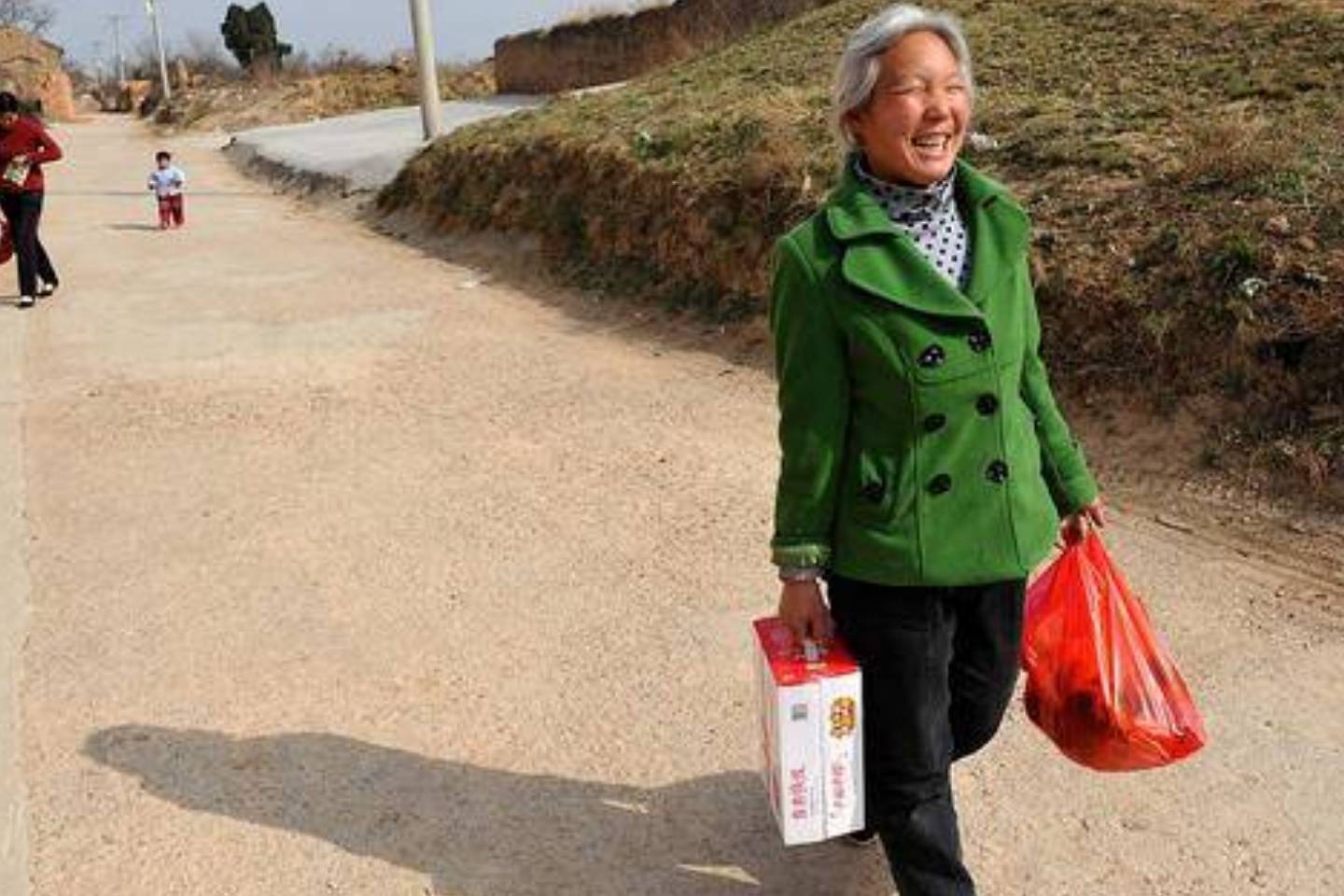 老人存款，告诉子女是好事还是坏事？听听这位老人的故事_奶奶_儿子_孙子