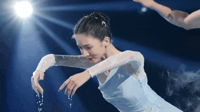 19岁的金晨再次大放异彩,一段刚柔并济的傣族舞《花儿》征服了所有的