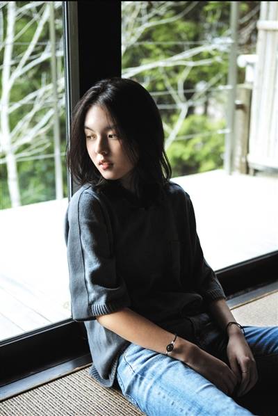 李咏女儿晒时尚照庆19岁生日,气质冷艳美过哈文,瘦到身材骨突出