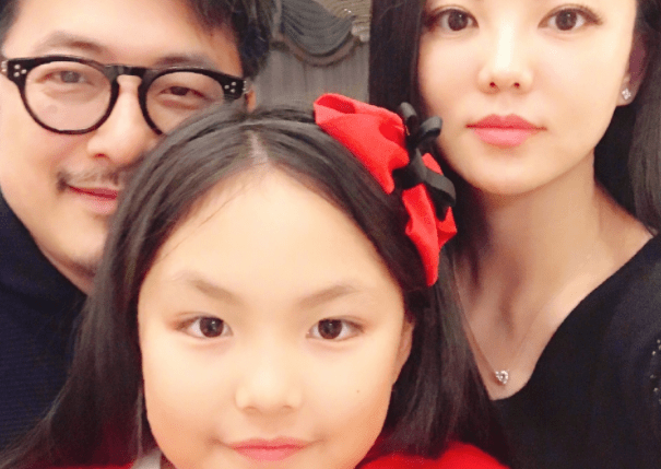 王岳伦送女儿回英国上学,眼含热泪送别,夸女儿越来越好_王诗龄_父亲