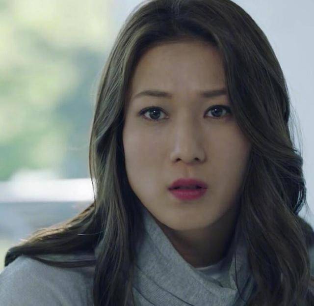 如今又成了两个孩子的妈妈,钟嘉欣这一路走的颇为顺利,而《溏心风暴》