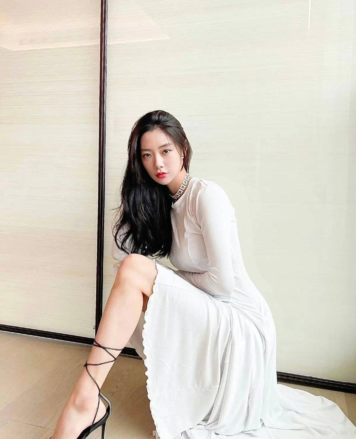 克拉拉不愧是亚洲第一美女,穿开衩裙秀尤物身材,很少有人比得过