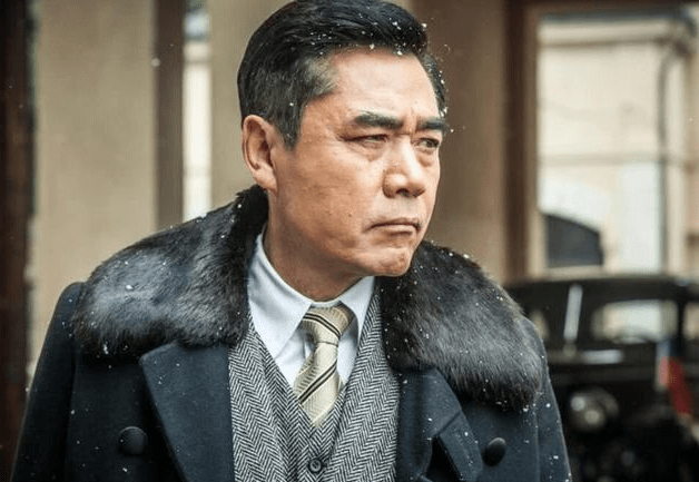 陈宝国一家三口温馨外出!